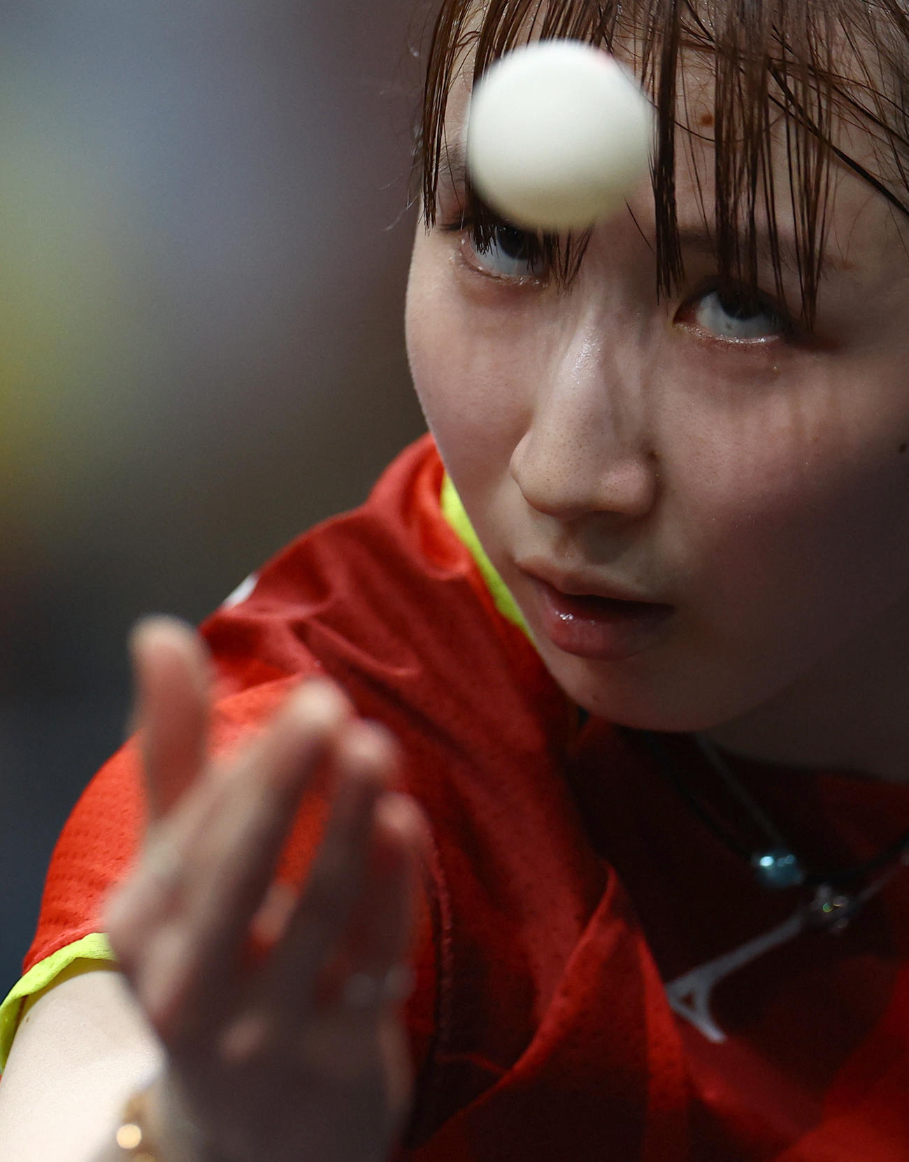パリ五輪卓球女子シングルス3位決定戦でサーブのためにボールをトスする早田ひな（ロイター）
