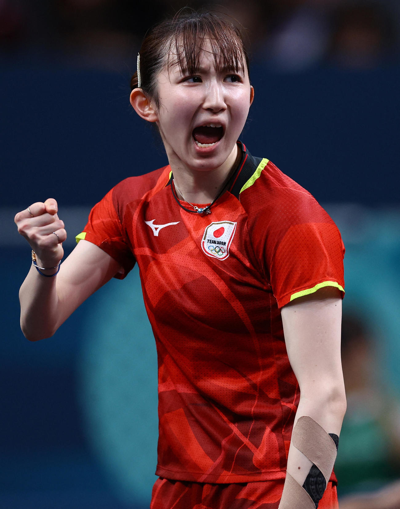 パリ五輪卓球女子シングルス3位決定戦でガッツポーズを繰り出す早田ひな（ロイター）