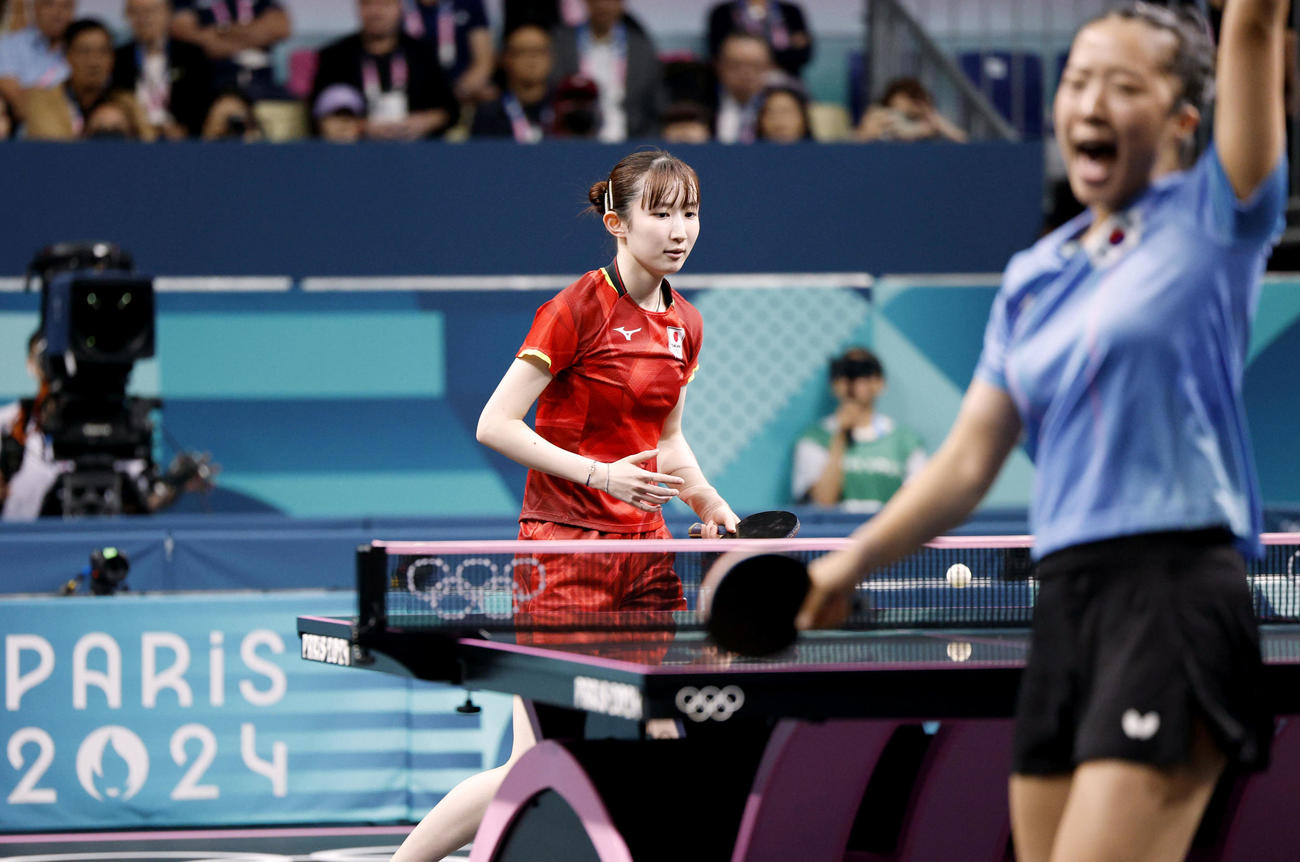 女子シングルス3位決定戦　韓国選手（右）にポイントを奪われた早田ひな＝パリ（共同）