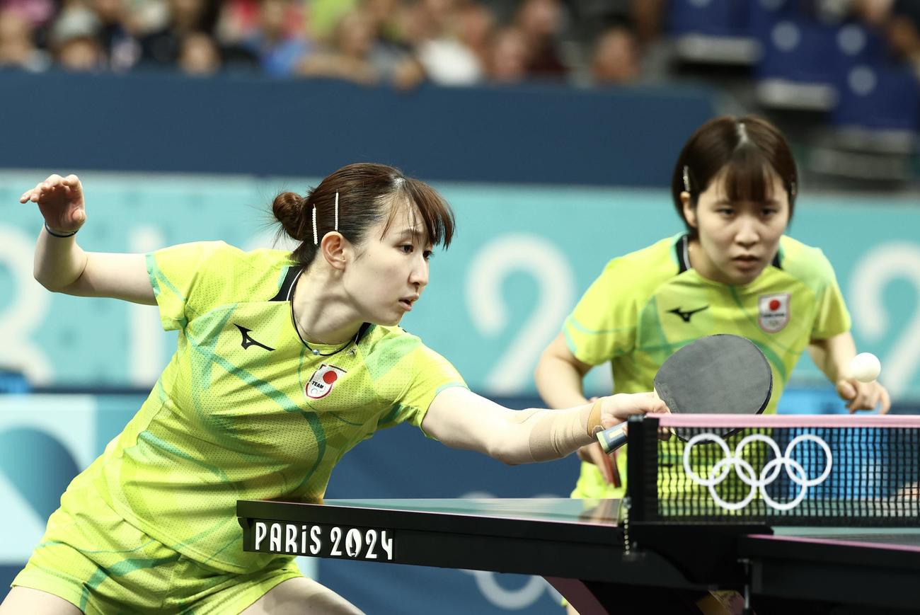 女子団体1回戦　ダブルスに臨む早田ひな（左）と平野（撮影・河田真司）