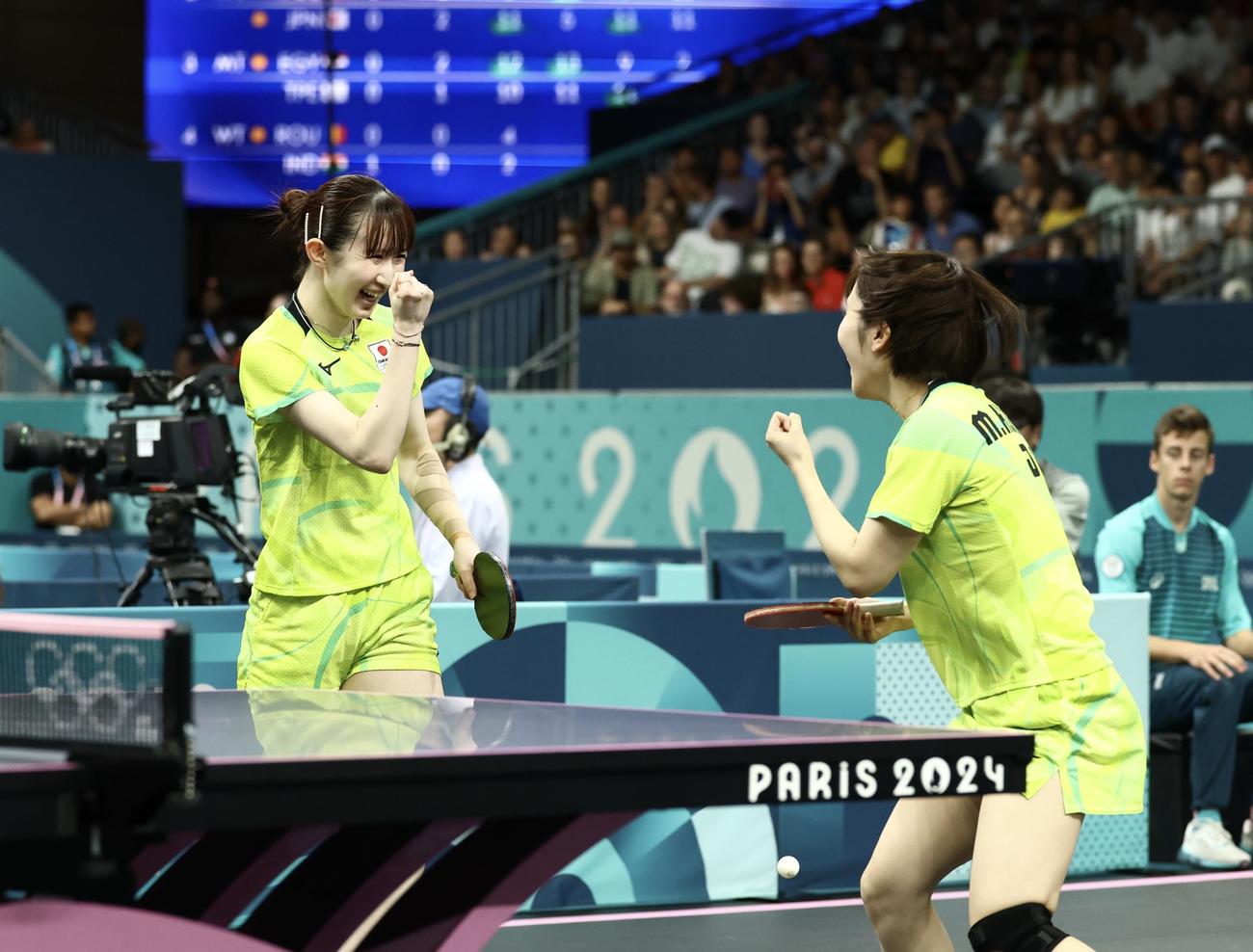 女子団体1回戦　ダブルスで勝利する早田（左）と平野（撮影・河田真司）