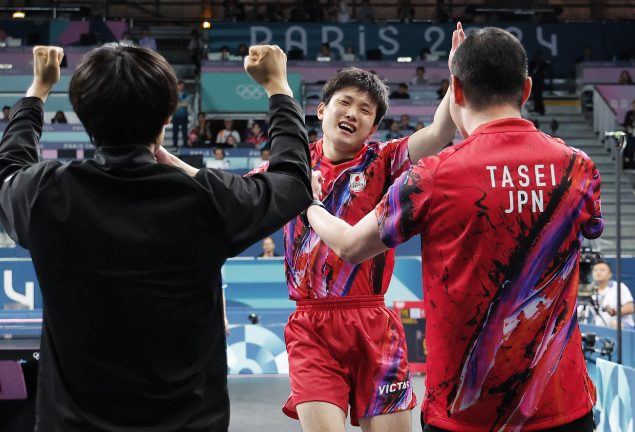 男子団体準々決勝　台湾に勝利し準決勝進出を決め喜ぶ張本智和（中央）ら（共同）