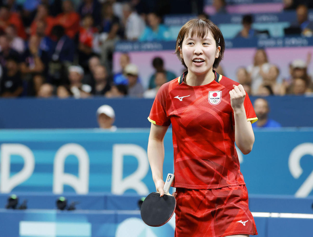 女子団体準々決勝　タイ戦の第3試合でポイントを奪い喜ぶ平野美宇＝パリ（共同）