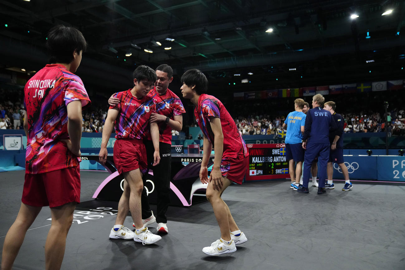 卓球男子団体準決勝　日本対スウェーデン　フルセットの末、敗れ引き上げる日本 (AP)