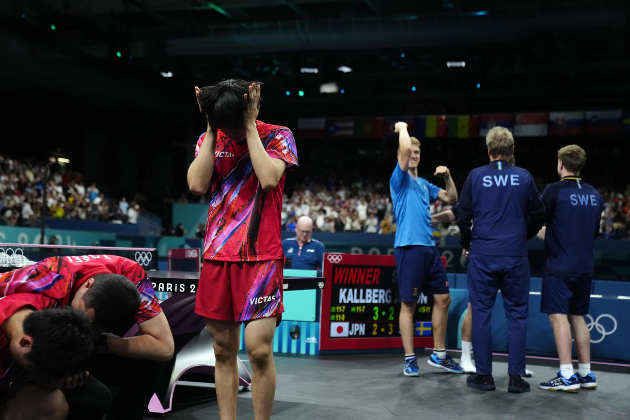 卓球男子団体準決勝　日本対スウェーデン　フルセットの末、敗れ落胆する日本 (AP)