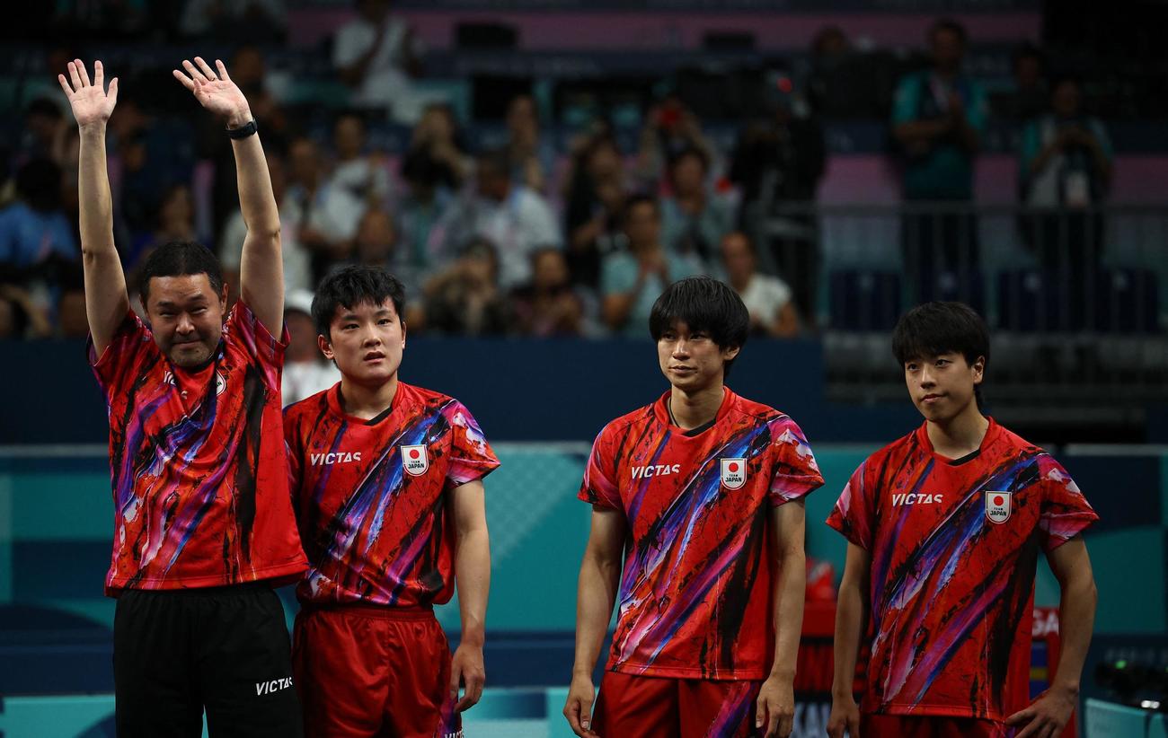 試合後落胆する張本（左から2人目）、戸上（同3人目）、篠塚（右）（ロイター）