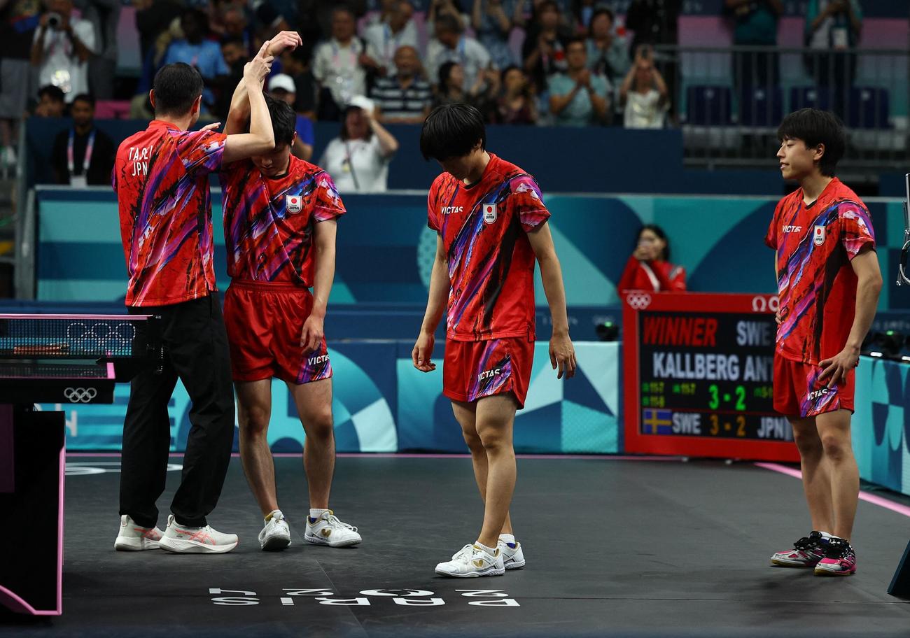 卓球男子団体準決勝　日本対スウェーデン　フルセットの末、敗れ落胆する張本、戸上ら日本の選手ら(ロイター)