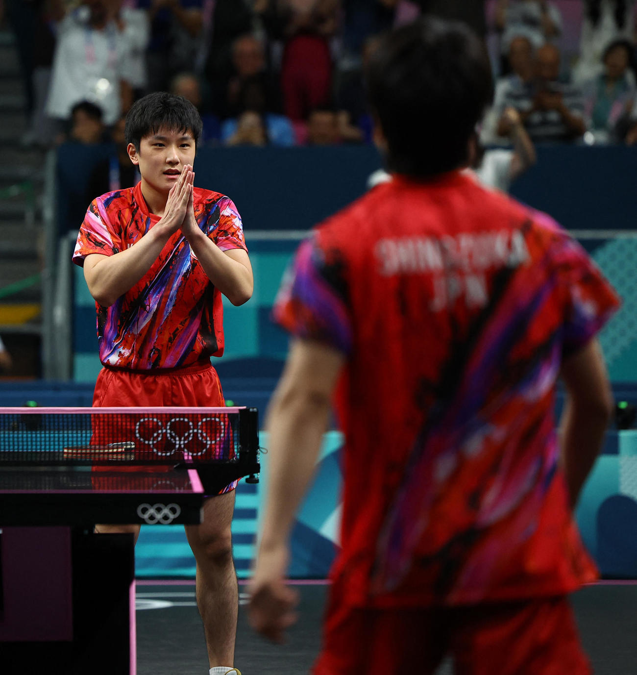 卓球男子団体準決勝　日本対スウェーデン　フルセットの末、敗れた張本はチームメートに謝った(ロイター)