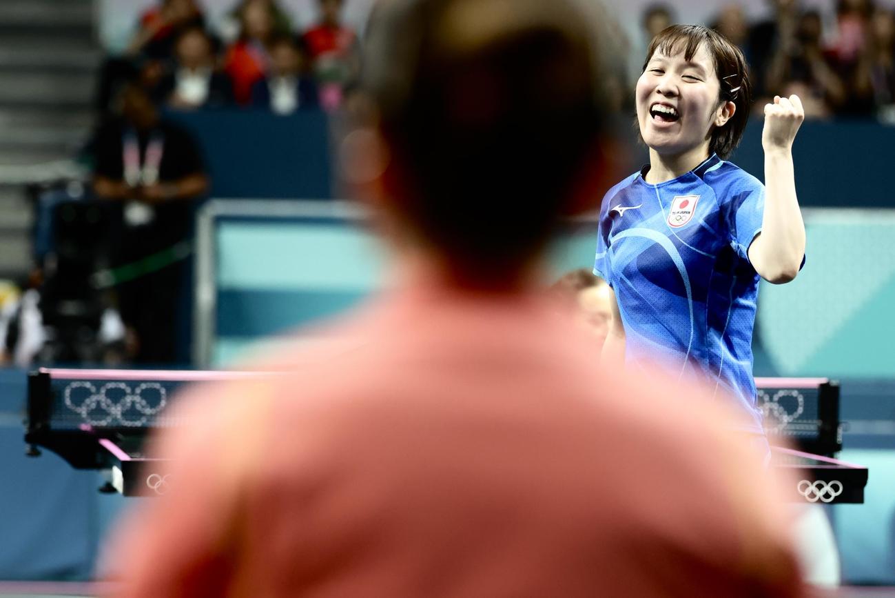 女子団体準決勝　シングルス2で勝利する平野（撮影・河田真司）