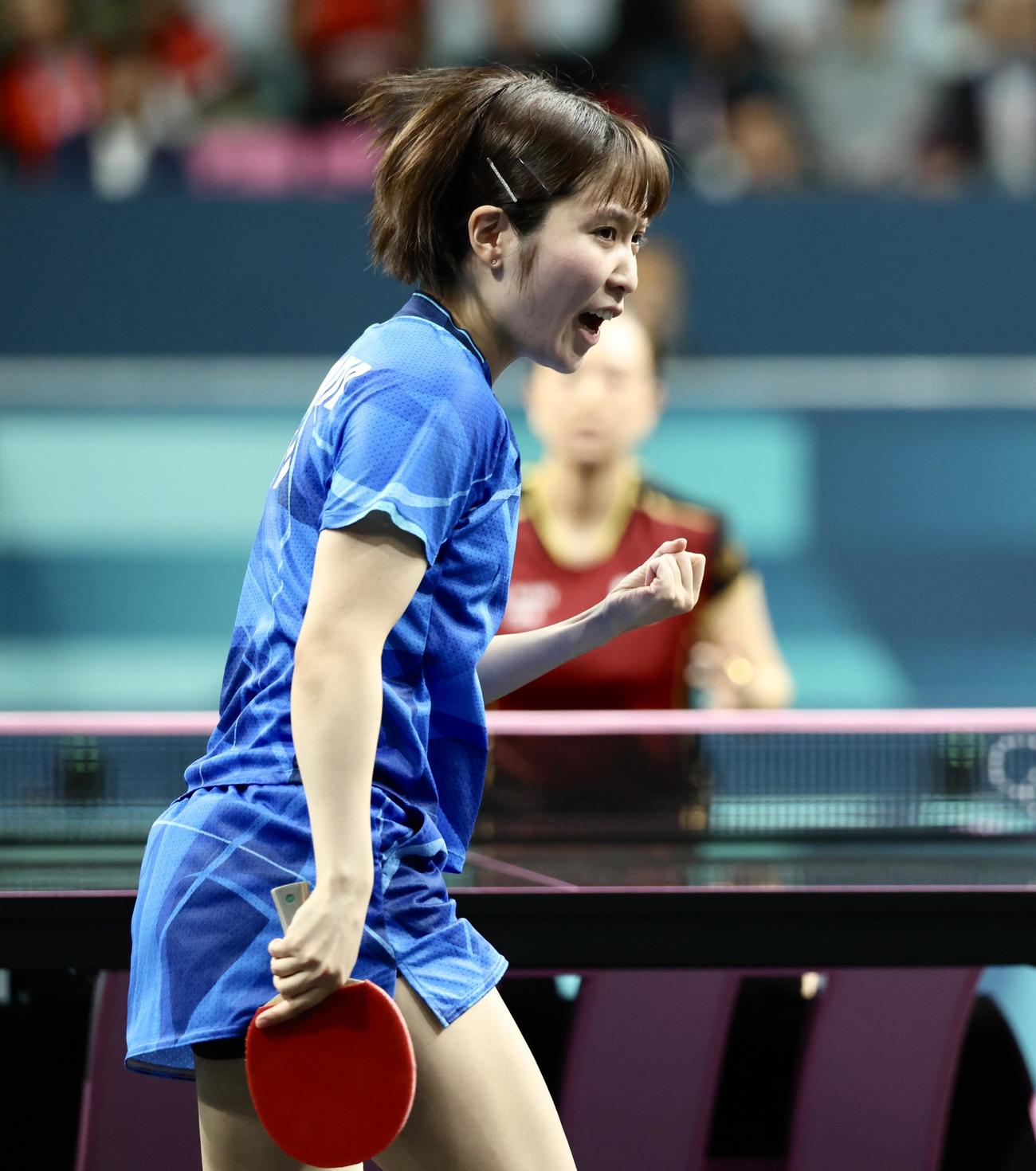 女子団体準決勝　第3S、ポイントする平野（撮影・河田真司）
