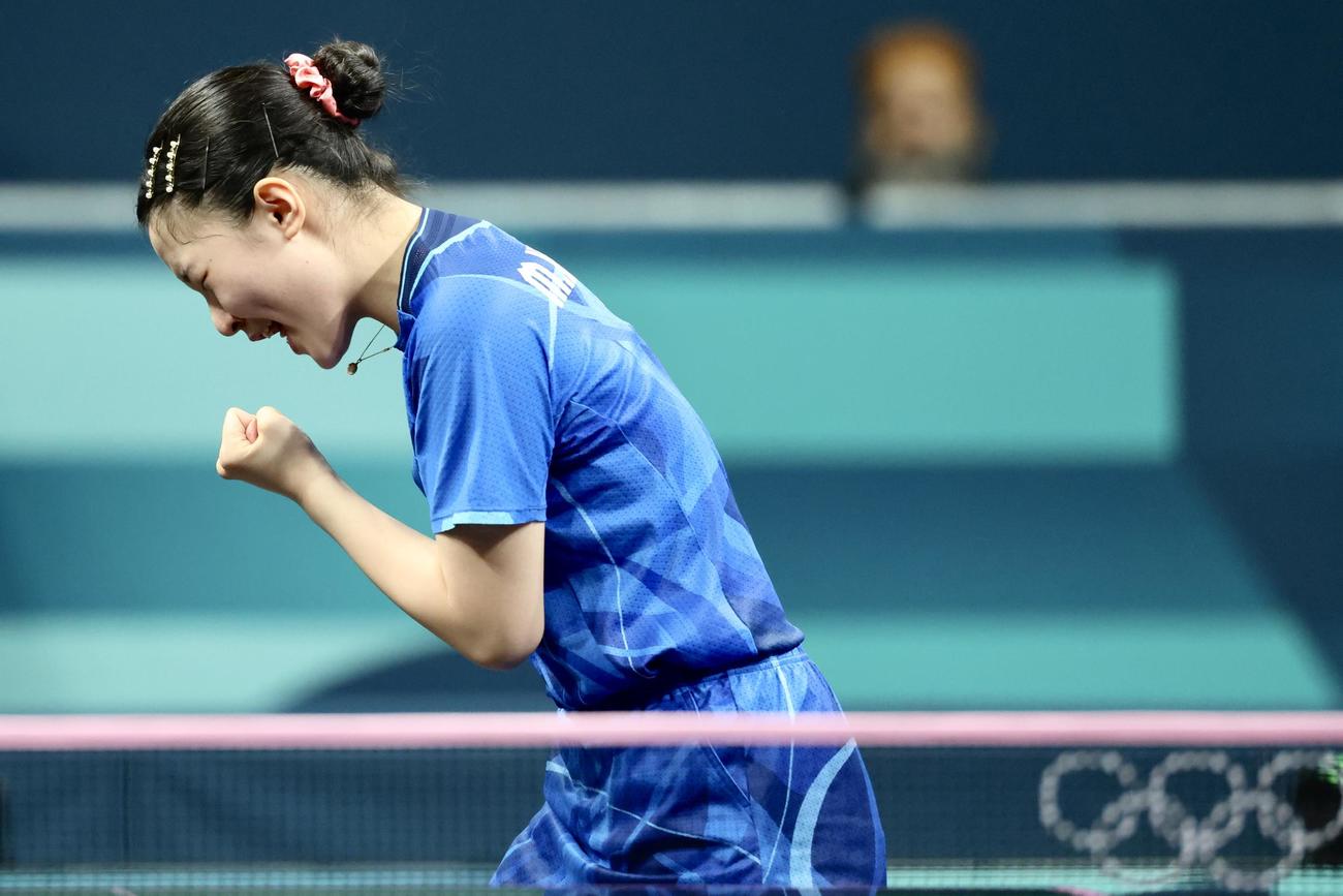 女子団体準決勝　第1S、ポイントするシングルス3の張本（撮影・河田真司）