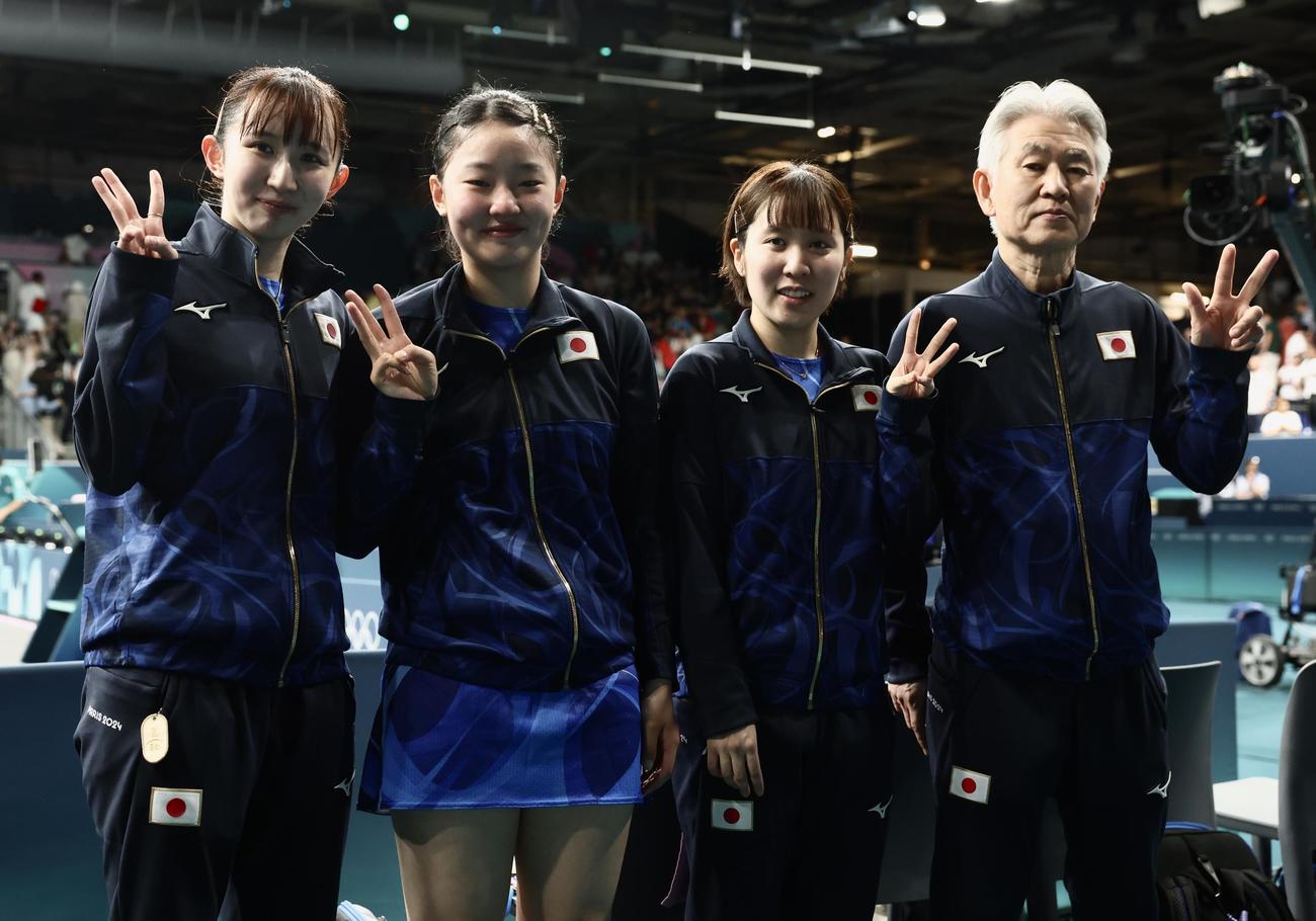 女子団体準決勝でドイツに勝利し決勝進出を決め、ポーズを決め写真に納まる、左から早田、張本、平野、渡辺監督（撮影・河田真司）