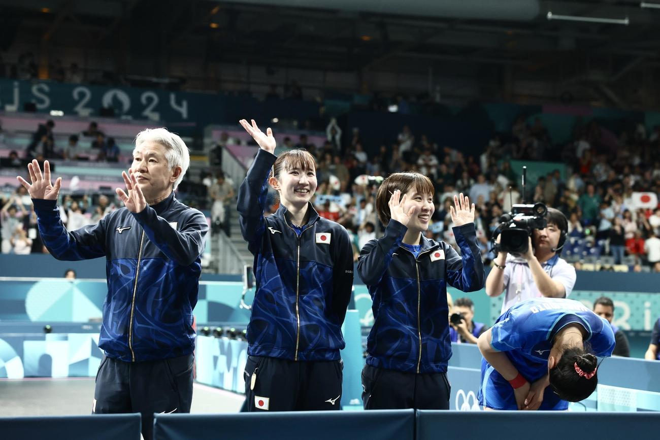 女子団体準決勝　ドイツに勝利し決勝進出を決め、観客席にあいさつする、左から渡辺監督、早田、平野、張本（撮影・河田真司）