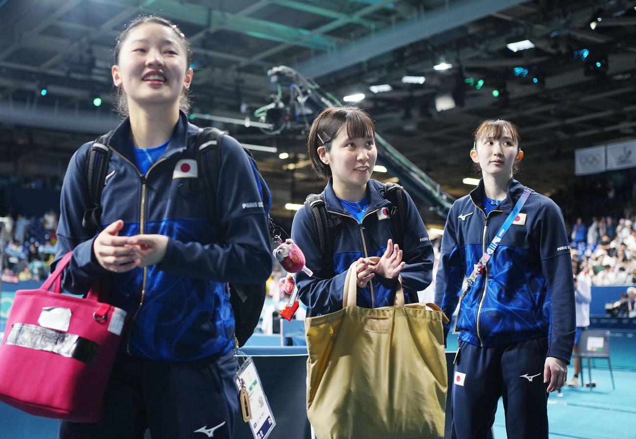 女子団体準決勝でドイツに勝利し引き揚げる（左から）張本美和、平野美宇、早田ひな（共同）