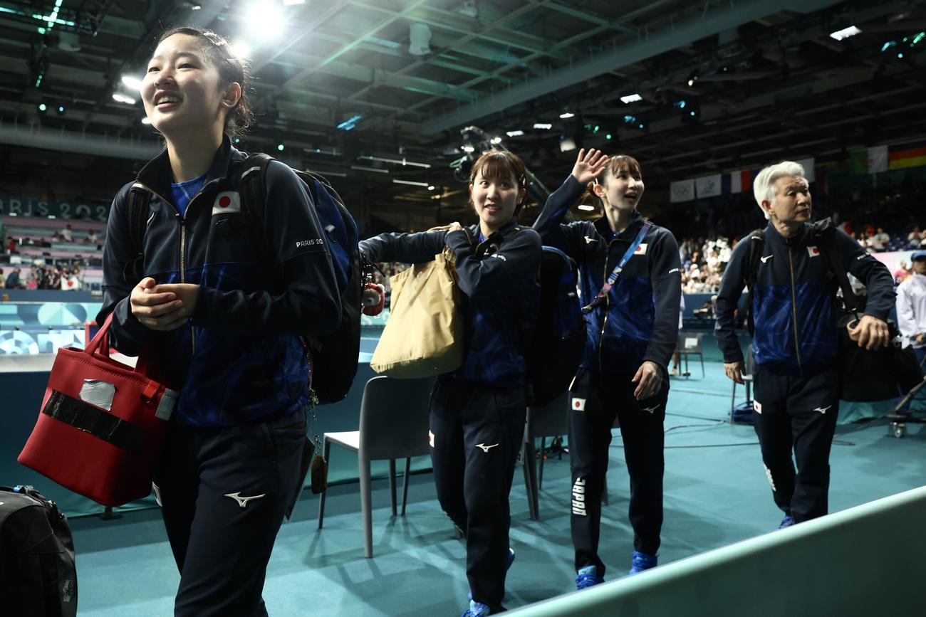 女子団体準決勝　ドイツに勝利し決勝進出を決め、笑顔で引き揚げる、左から張本、平野、早田、渡辺監督（撮影・河田真司）