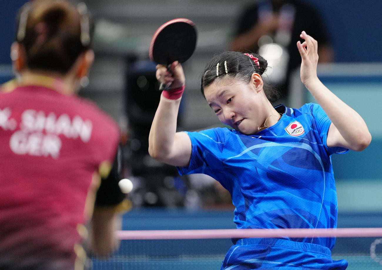 女子団体準決勝　ドイツ戦の第4試合でプレーする張本美和（共同）