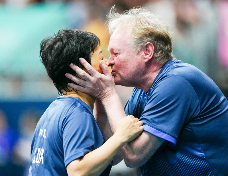 パリ五輪　卓球女子シングルス2回戦で敗れコーチで夫のトミー・ダニエルソンさん（右）とキスするルクセンブルクのニ・シャリャン（2024年7月31日撮影）