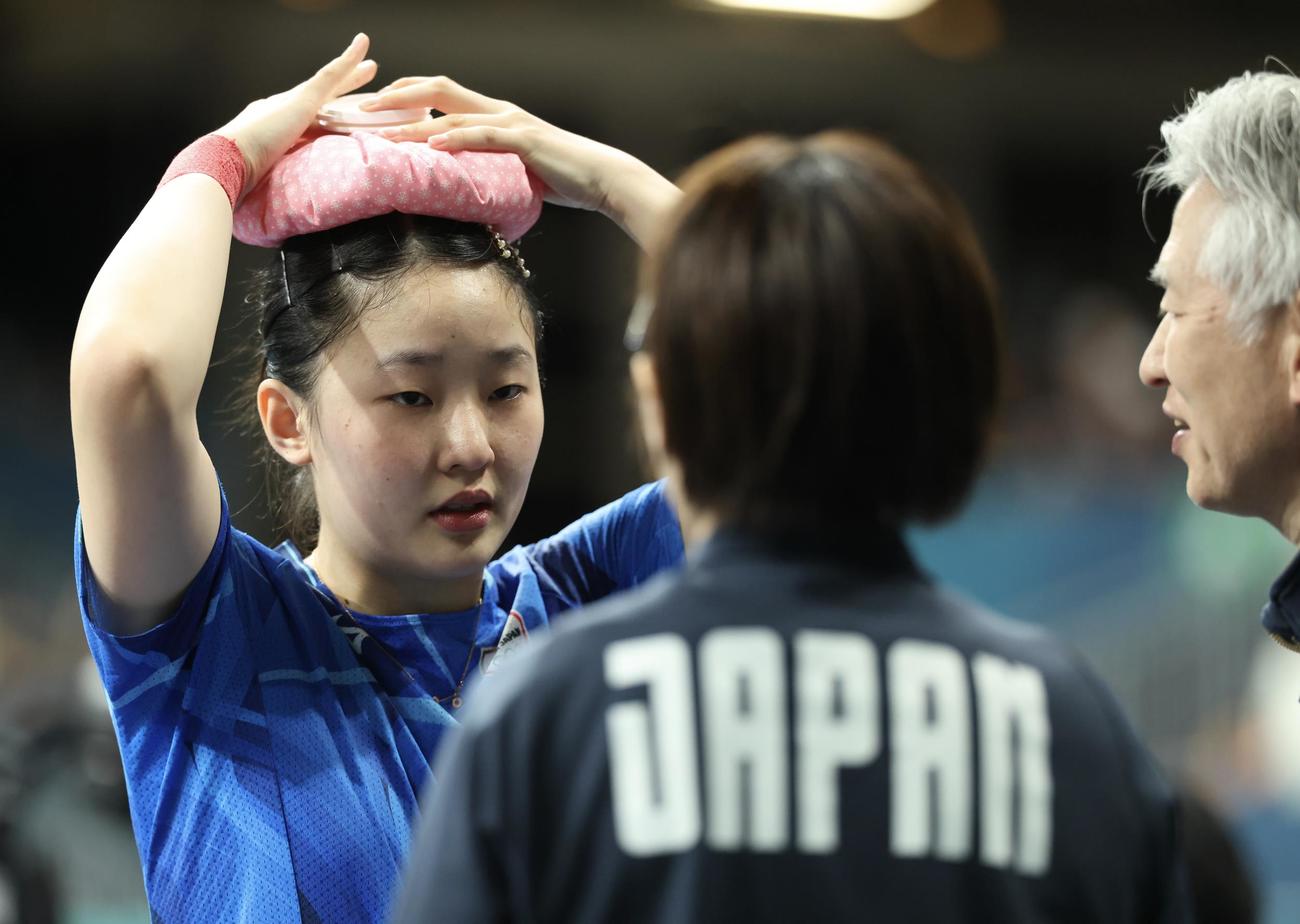 女子団体準決勝　第1、第2Sを連取するシングルス3の張本（撮影・河田真司）