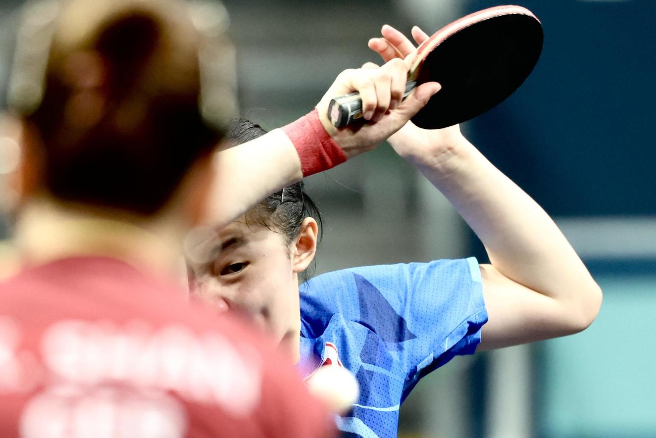 女子団体準決勝　女子団体準決勝　第3S、攻めるシングルス3の張本（撮影・河田真司）