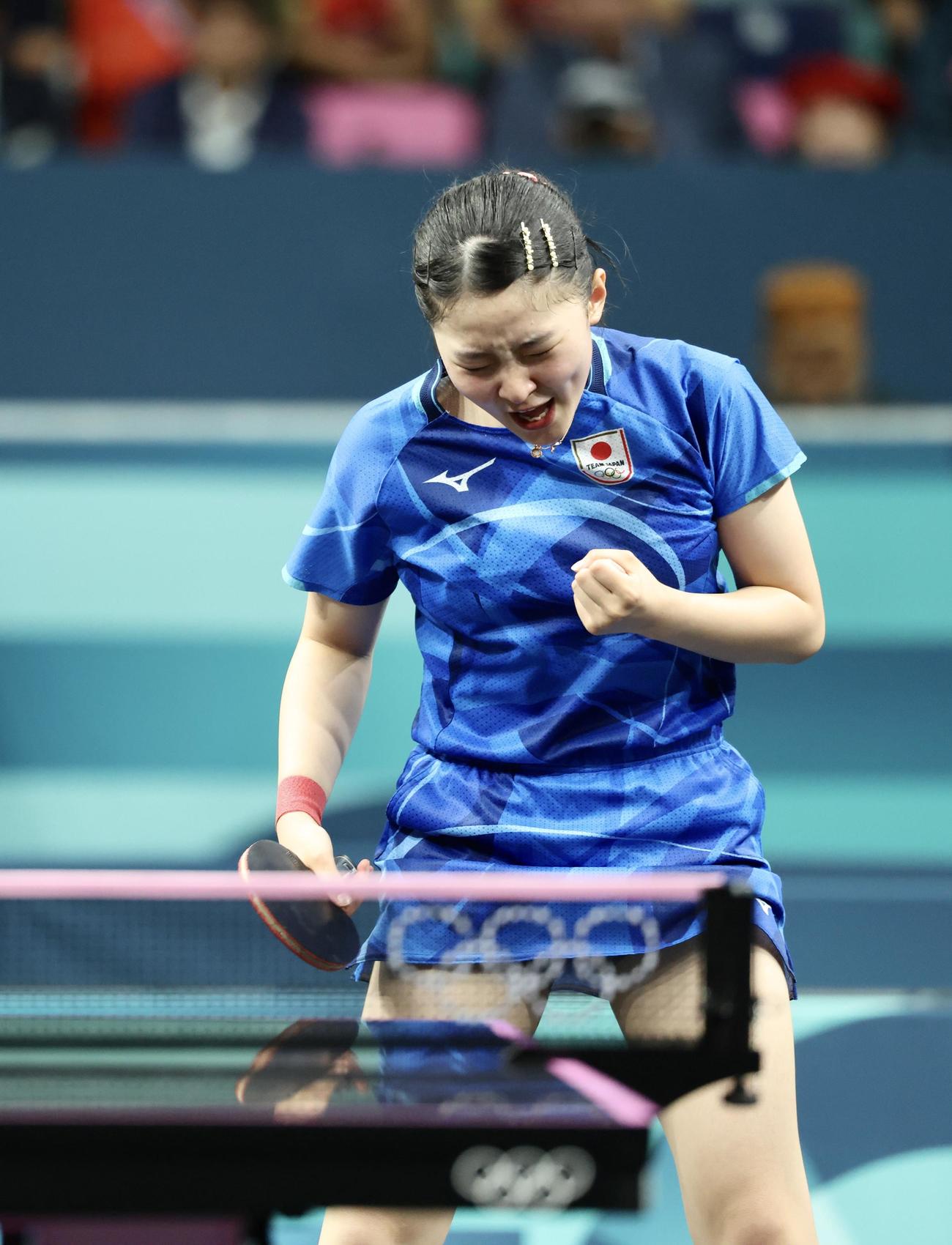 女子団体準決勝　日本対ドイツ　第3Sでポイントし雄たけびを上げるシングルス3の張本（撮影・河田真司）