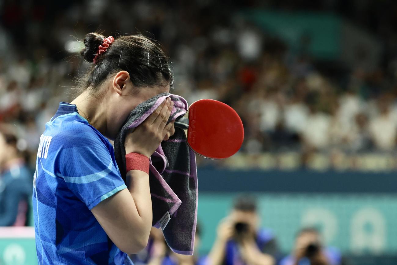 女子団体準決勝　日本対ドイツ　第3Sで勝利し、タオルで顔を覆うシングルス3の張本（撮影・河田真司）