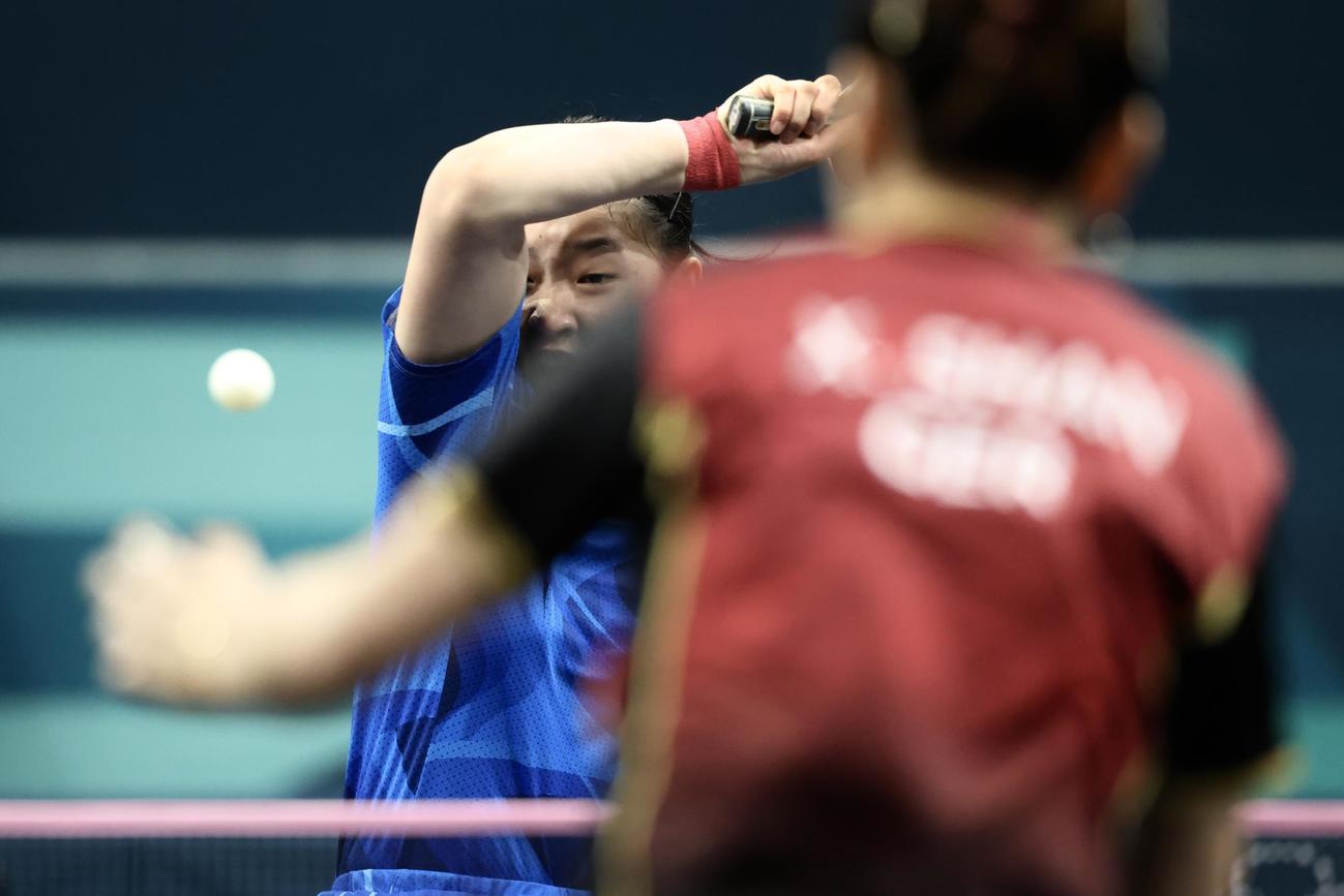 女子団体準決勝　日本対ドイツ　第1S、攻めるシングルス3の張本（撮影・河田真司）