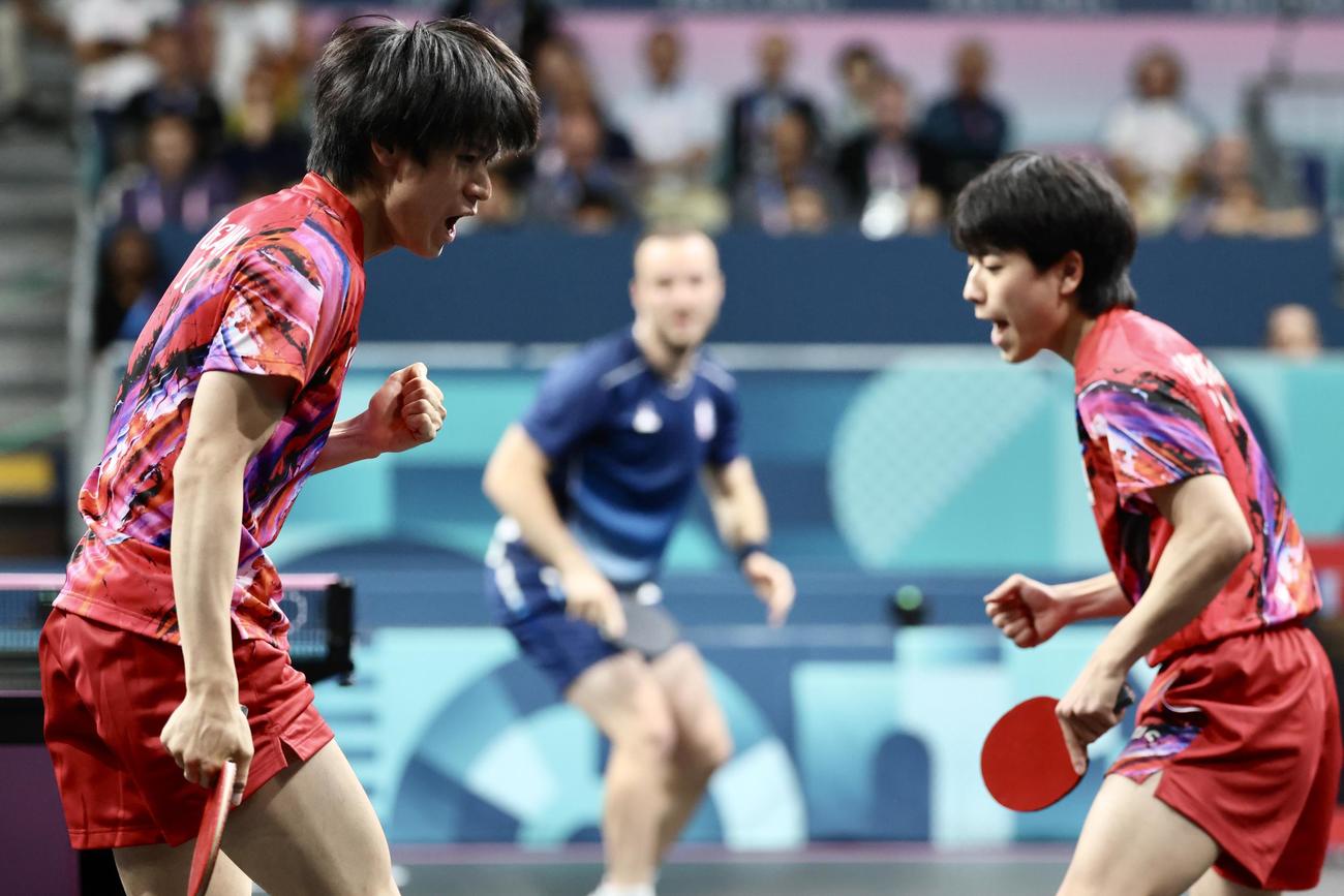 男子団体3位決定戦　日本対フランス　ダブルス第4S、ポイントする戸上（左）と篠塚（撮影・河田真司）