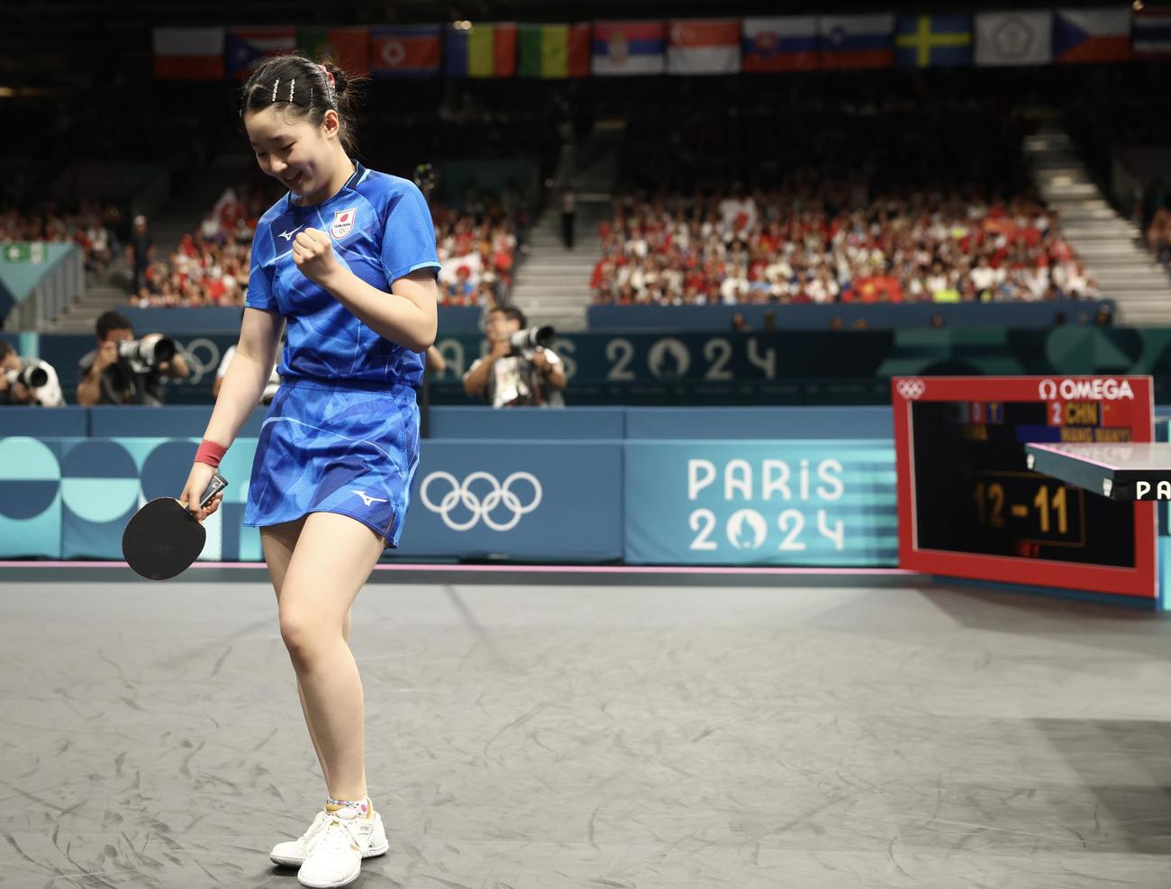 女子団体決勝　日本対中国　第1S、ポイントを奪いガッツポーズをする張本（撮影・河田真司）