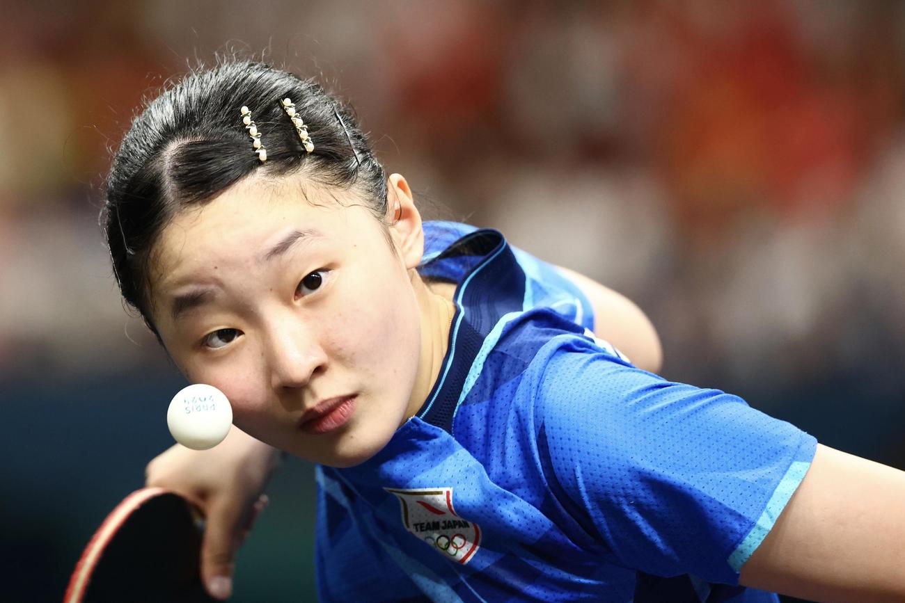女子団体決勝　日本対中国　第1S、サーブを放つ張本（撮影・河田真司）