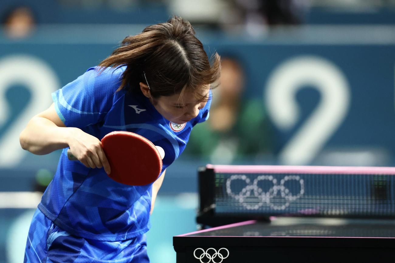 女子団体決勝　日本対中国　第1S、サーブを放つ平野（撮影・河田真司）