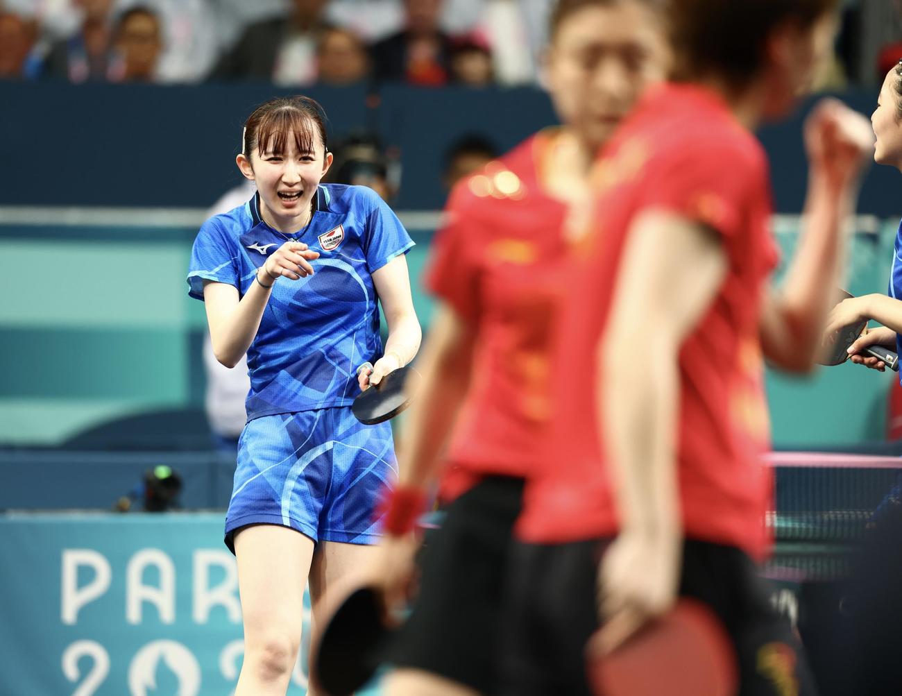 女子団体決勝　第4S、ダブルスでポイントを許す早田（撮影・河田真司）