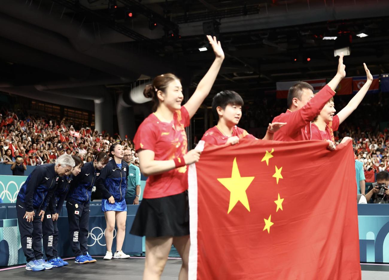女子団体決勝　日本対中国　中国（手前）に敗れ、観客席にあいさつする卓球女子日本代表（撮影・河田真司）