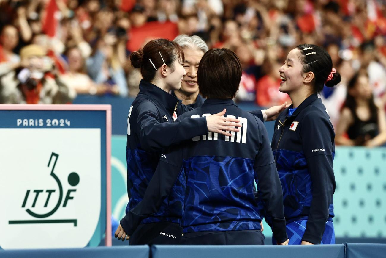 女子団体決勝　日本対中国　試合を終え、たたえ合う卓球女子日本代表（撮影・河田真司）