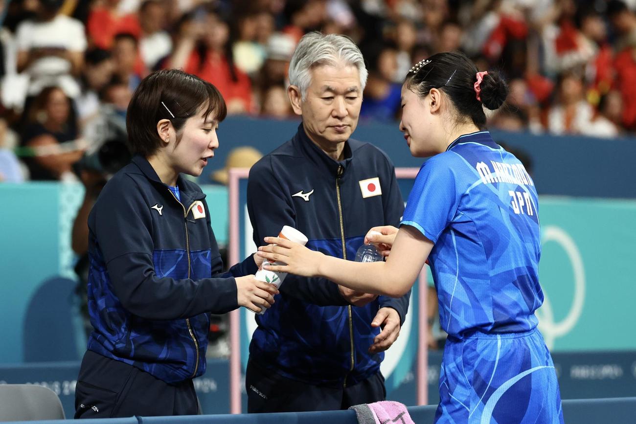 女子団体決勝　日本対中国　第2Sを奪われる張本（右）（撮影・河田真司）