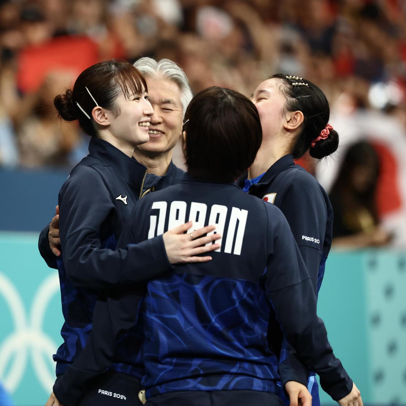 女子団体決勝　日本対中国　試合を終え、たたえ合う卓球女子日本代表（撮影・河田真司）