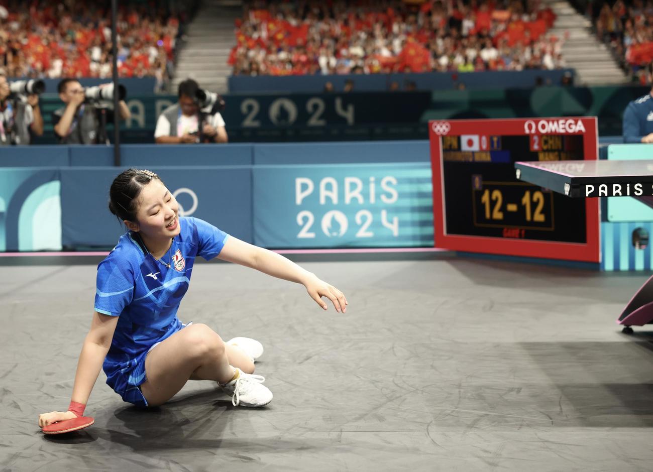 女子団体決勝　日本対中国　第1S、ポイントを許す張本（撮影・河田真司）