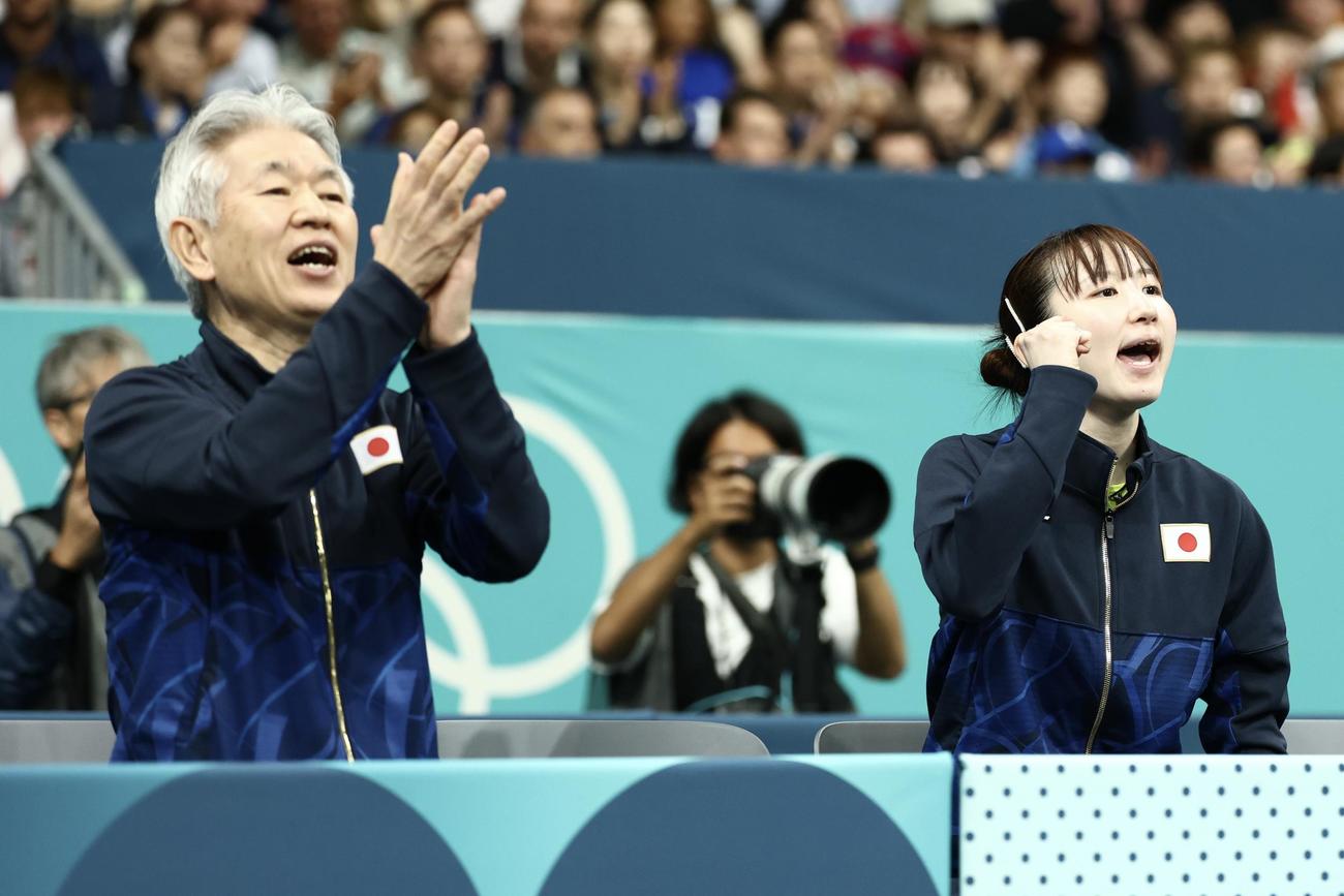 女子団体1回戦　ベンチから応援する渡辺監督（左）と早田（2024年8月5日撮影）