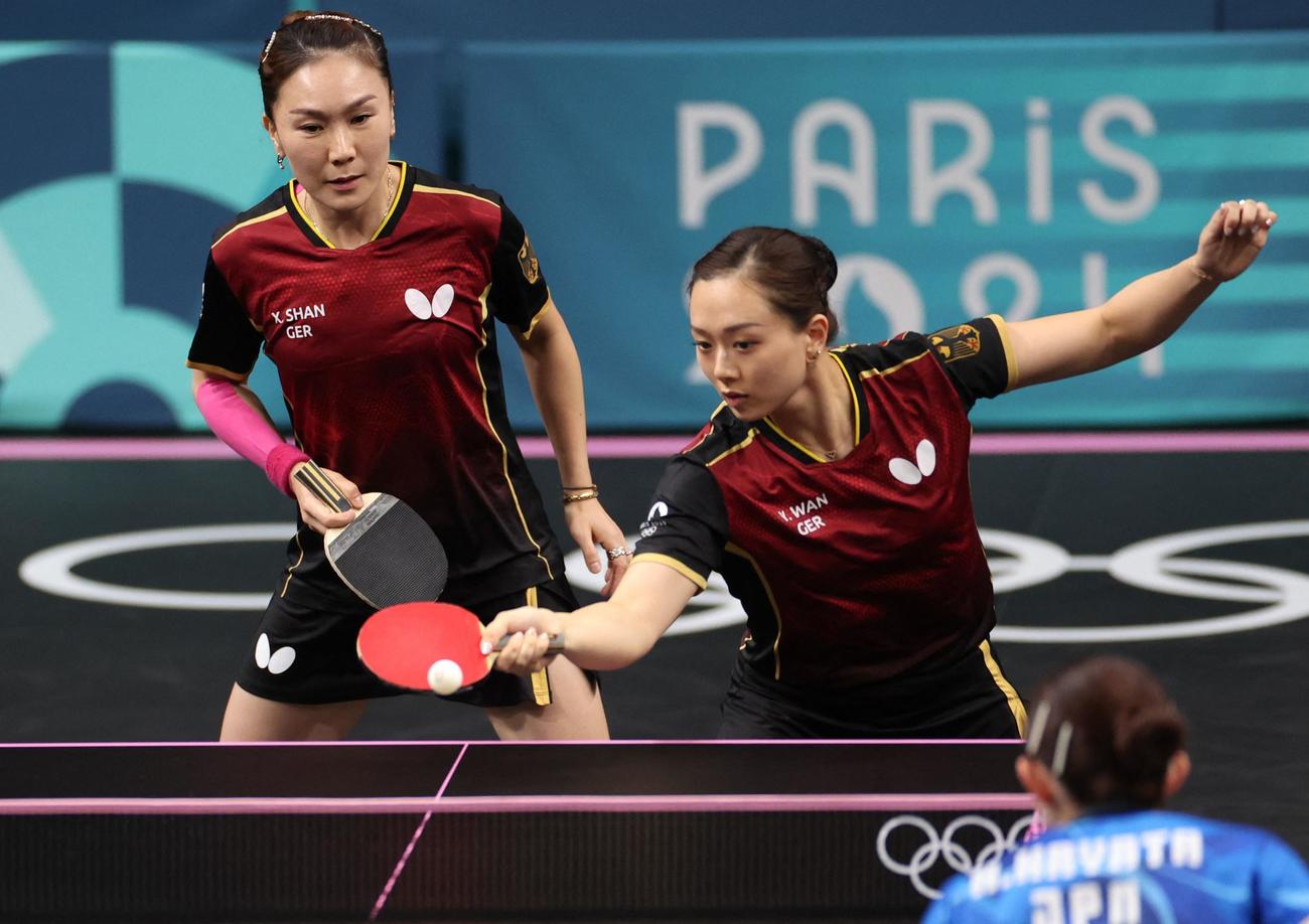 卓球女子団体準決勝　日本と対戦したドイツのワン・ユアン（右）。左はシャン・シャオナ（ロイター）