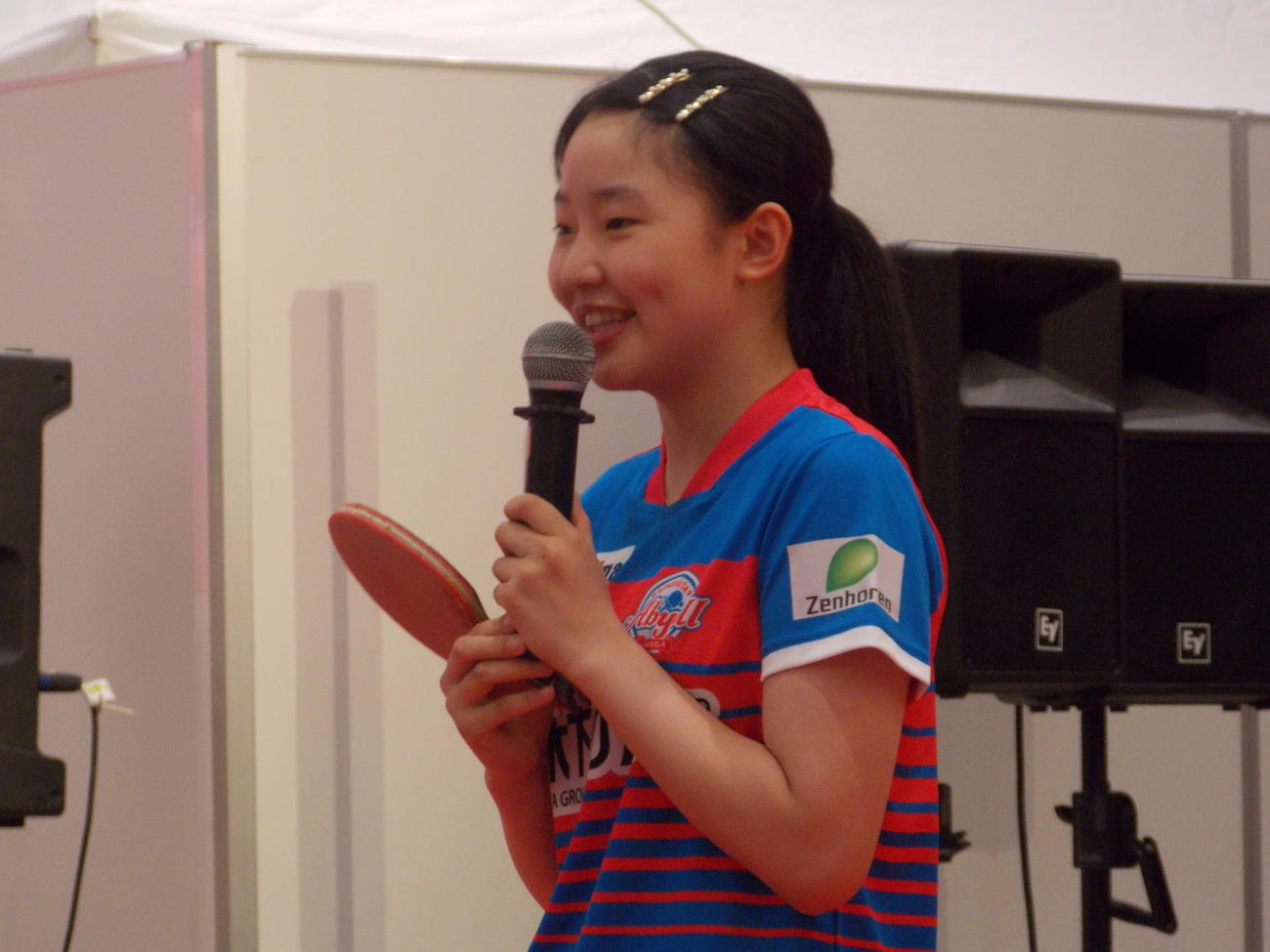 Tリーグ開幕記者会見の実技パフォーマンスでコメントする神奈川の張本美和（撮影・松本航）