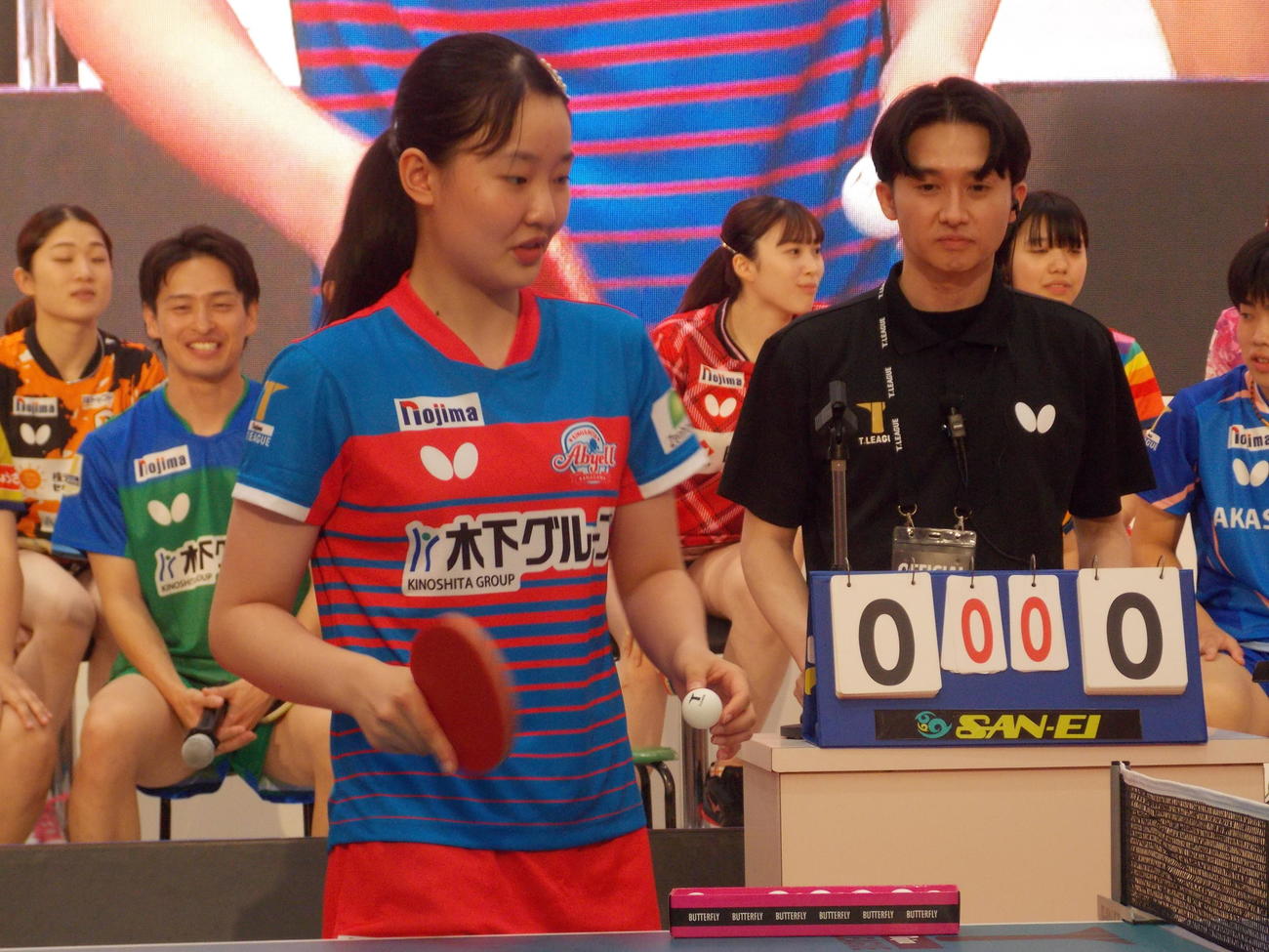 Tリーグ開幕記者会見の実技パフォーマンスで球出しをする神奈川の張本美和（撮影・松本航）