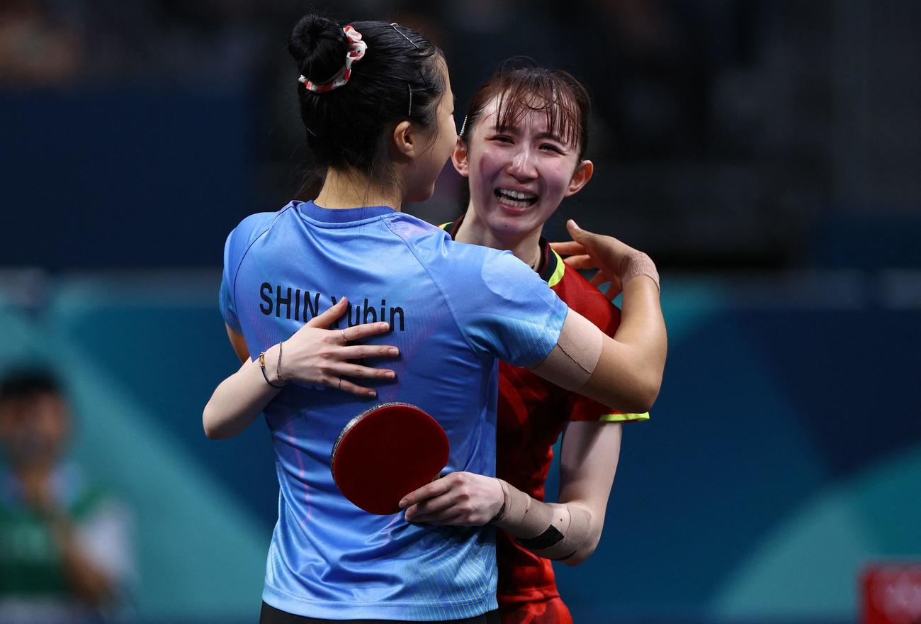 パリ五輪卓球女子シングルス3位決定戦　対戦後、早田ひなと抱き合って健闘を讃える韓国の申裕斌（ロイター）