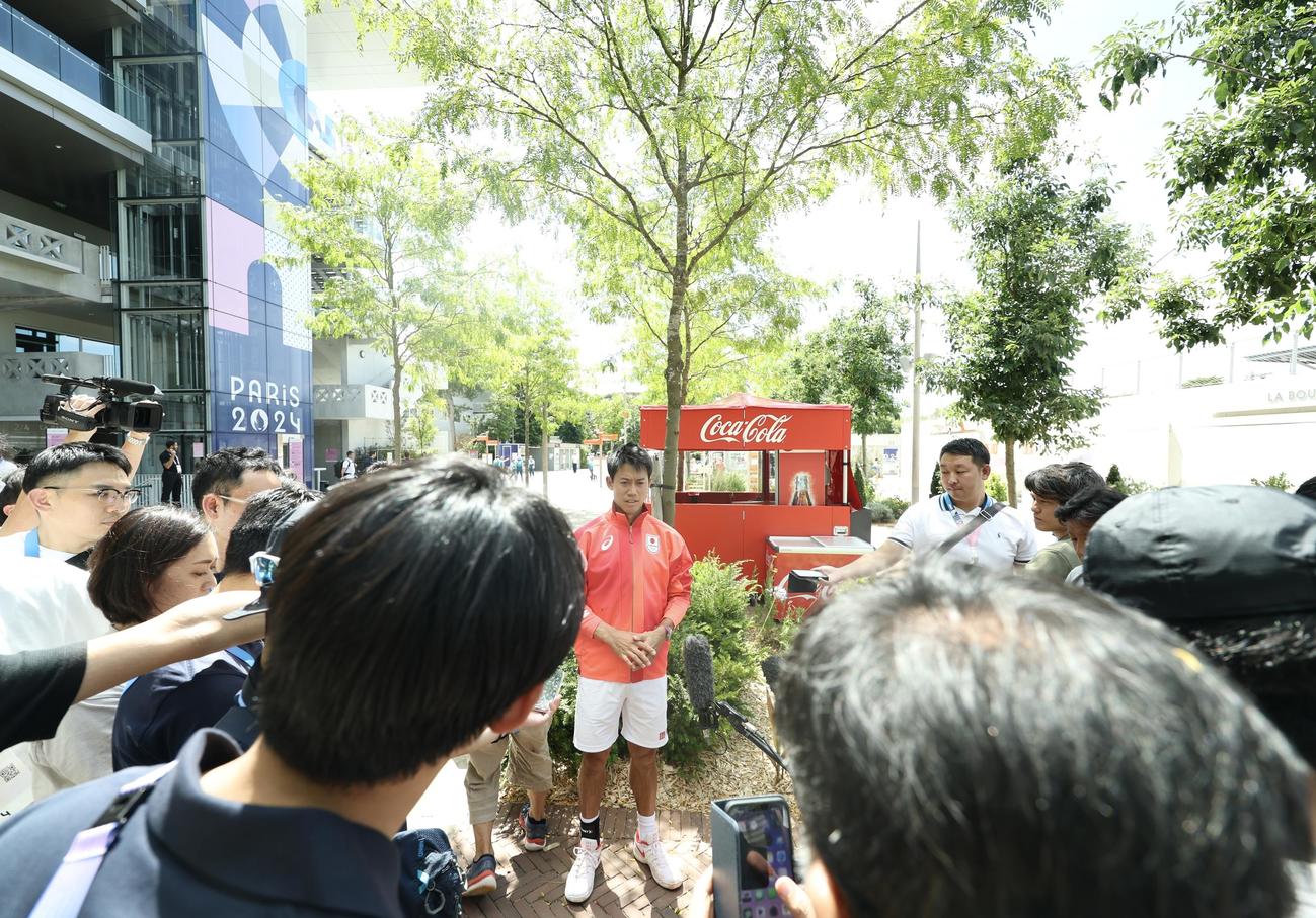 記者の質問に答える錦織（撮影・河田真司）
