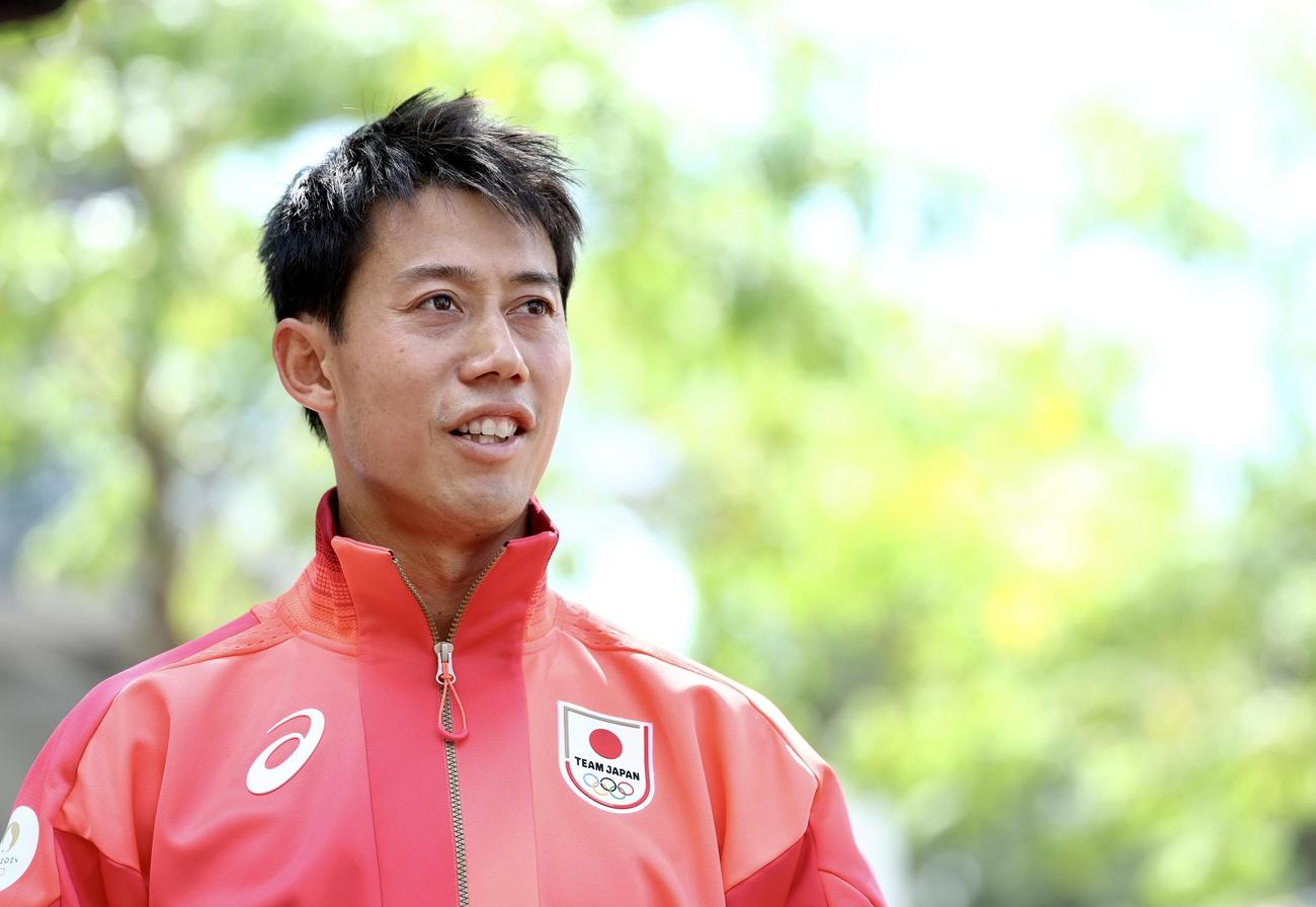 記者の質問に答える錦織（撮影・河田真司）