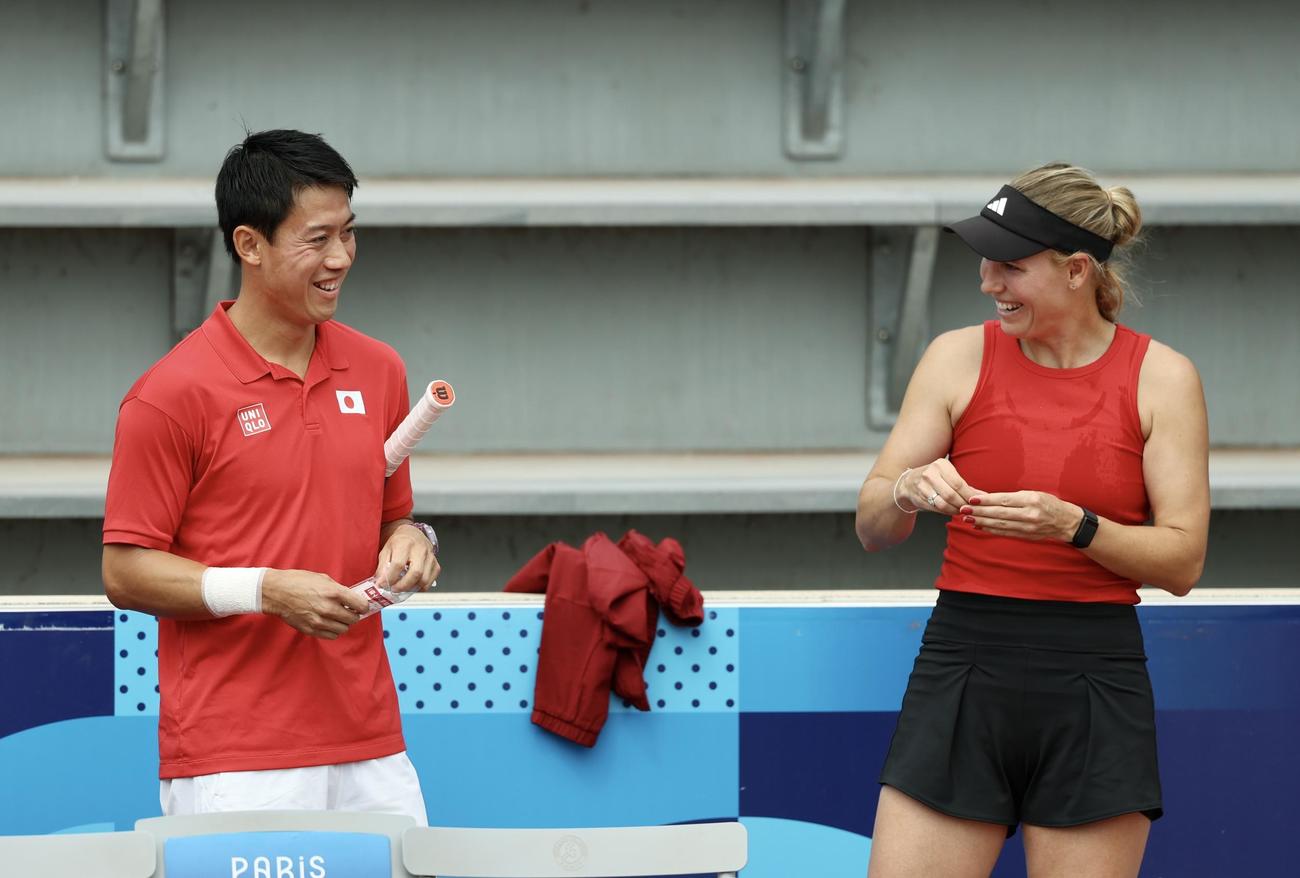 練習前、リラックスした表情を見せる錦織（左）（撮影・河田真司）