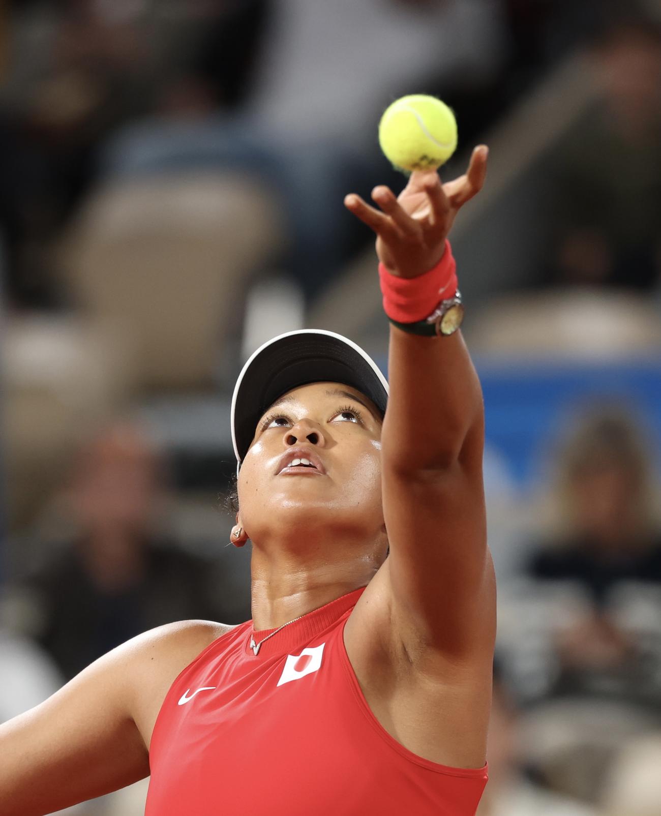 女子シングルス1回戦　サーブを放つ大坂（撮影・河田真司）