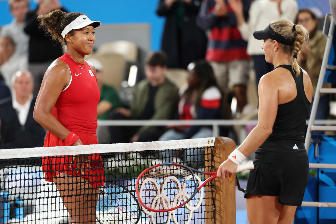 女子シングルス1回戦　アンゲリク・ケルバー（右）に敗れ、あいさつを交わす大坂（撮影・河田真司）