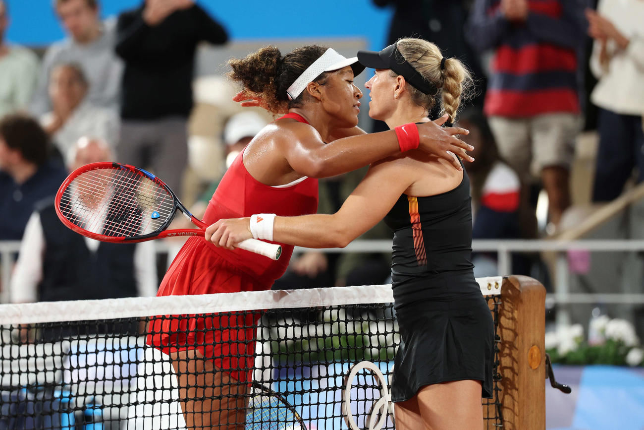 女子シングルス1回戦　アンゲリク・ケルバー（右）に敗れ、あいさつを交わす大坂（撮影・河田真司）