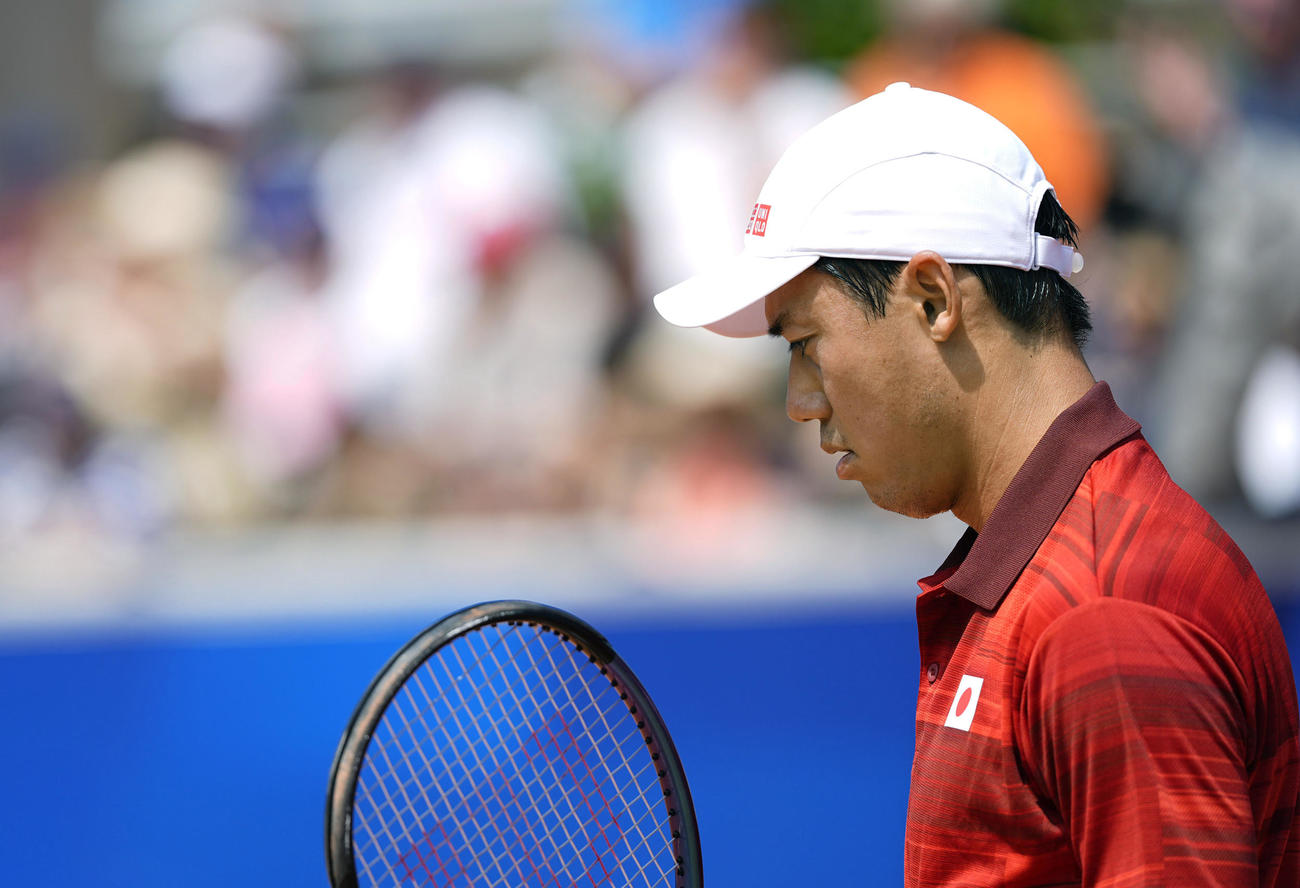 男子シングルス1回戦でポイントを奪われ、うつむく錦織（共同）