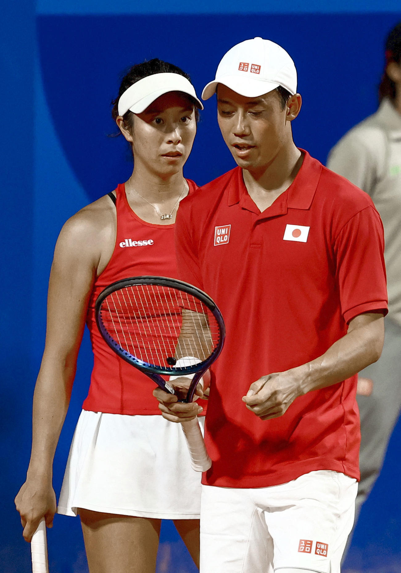 混合ダブルス準々決勝　チェコ組と対戦する錦織圭（右）、柴原瑛菜組（ロイター＝共同）