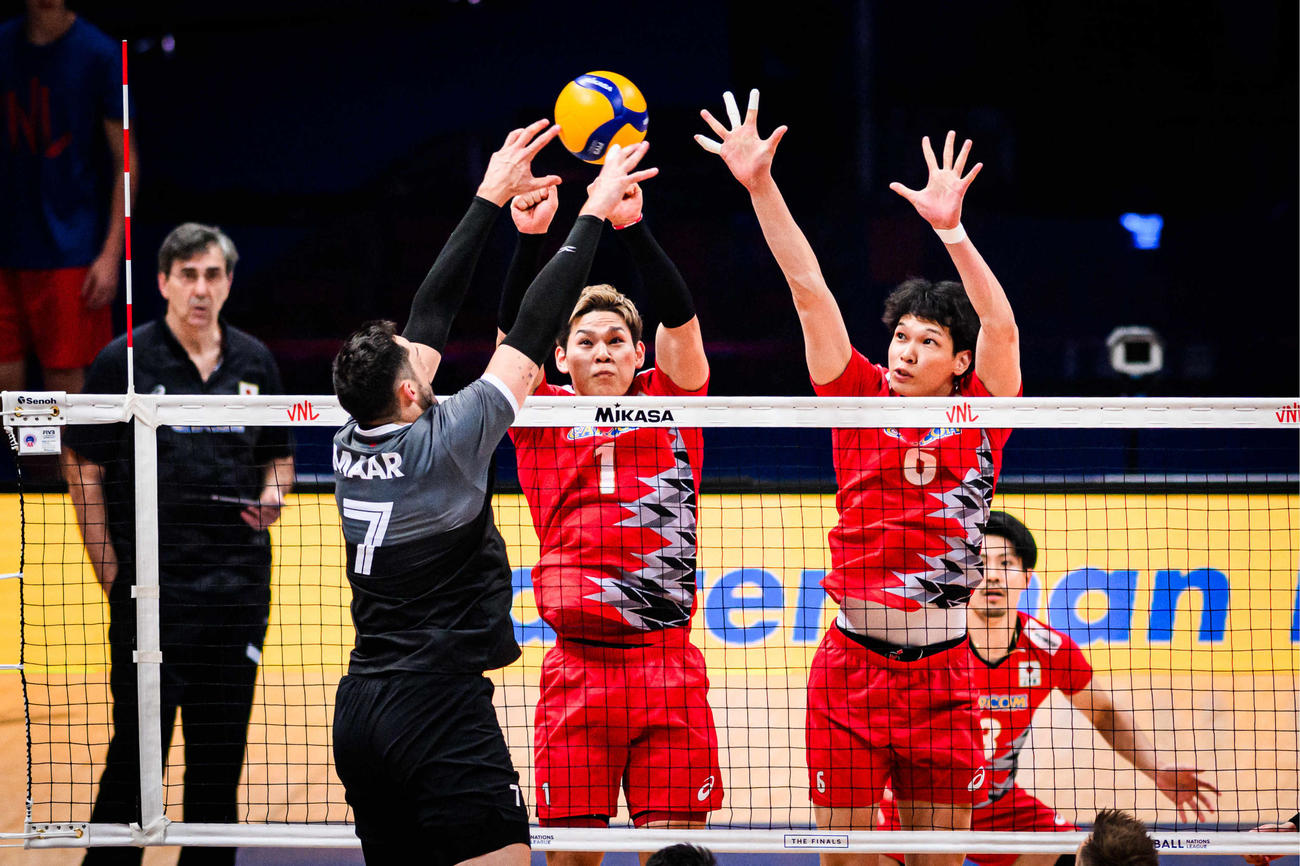 ブロックする西田有志（中央）と山内晶大（C）FIVB